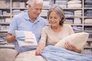 Chăn ga gối đệm cho người lớn tuổi nên chọn thế nào để ngủ ngon, sống khỏe? 1 chọn chăn ga gối đệm cho người lớn tuổi